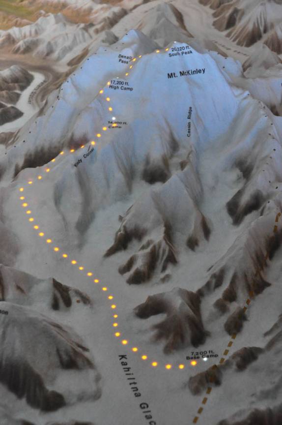 Rota de subida mais usada do Denali. Os alpinistas chegam de avião à uma geleira próxima e daí começam a subida (Denali National Park, no Alaska)